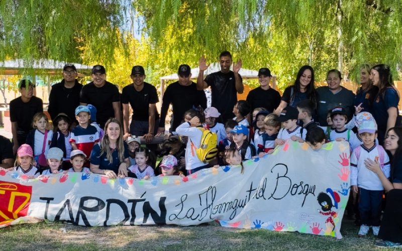 División Canes del exhibió sus talentos caninos ante alumnos de primaria del Colegio San Pablo