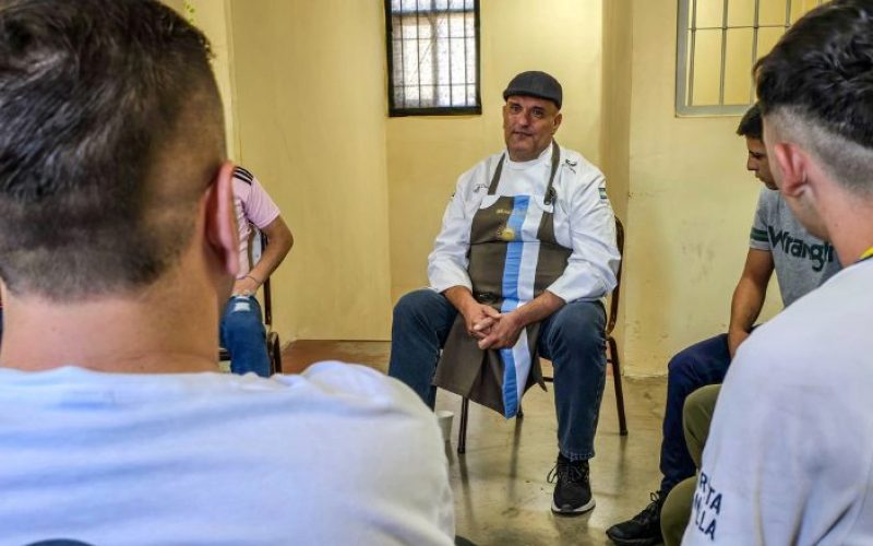 El reconocido Chef Mauricio Barón capacita a jóvenes adultos en el SPP