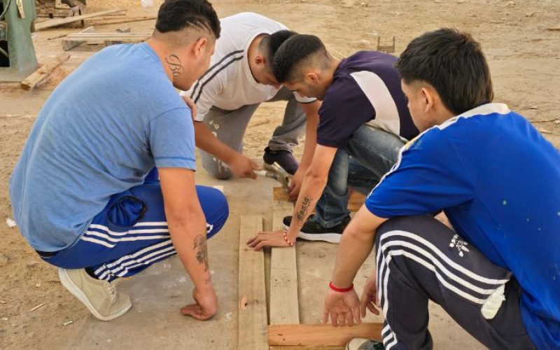 Construyendo oportunidades: Jóvenes privados de la libertad se capacitan en carpintería