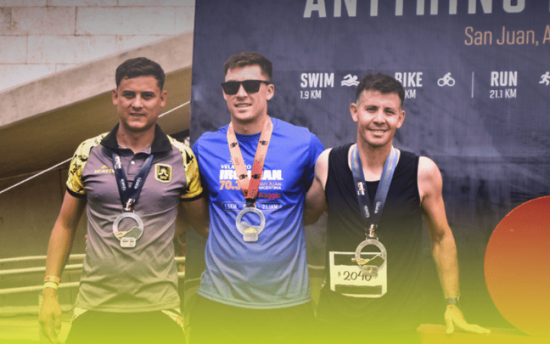 Efectivos penitenciarios participaron del Ironman 70.3 y elevaron la bandera del Servicio Penitenciario