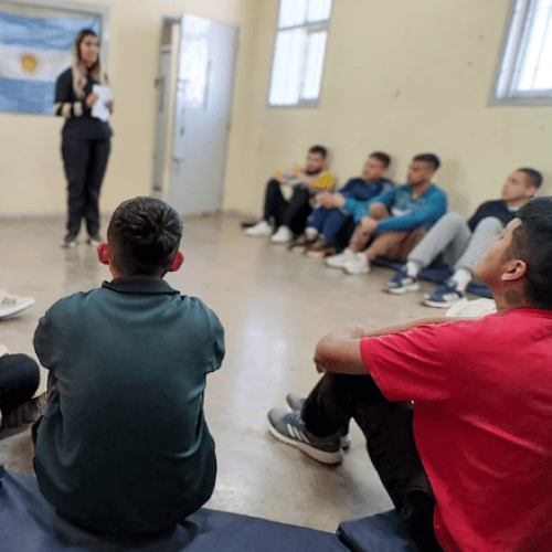 Proyecto «Vuelta a la Vida»: Taller de Prevención y Donación Deportiva en Programa Jóvenes Adultos